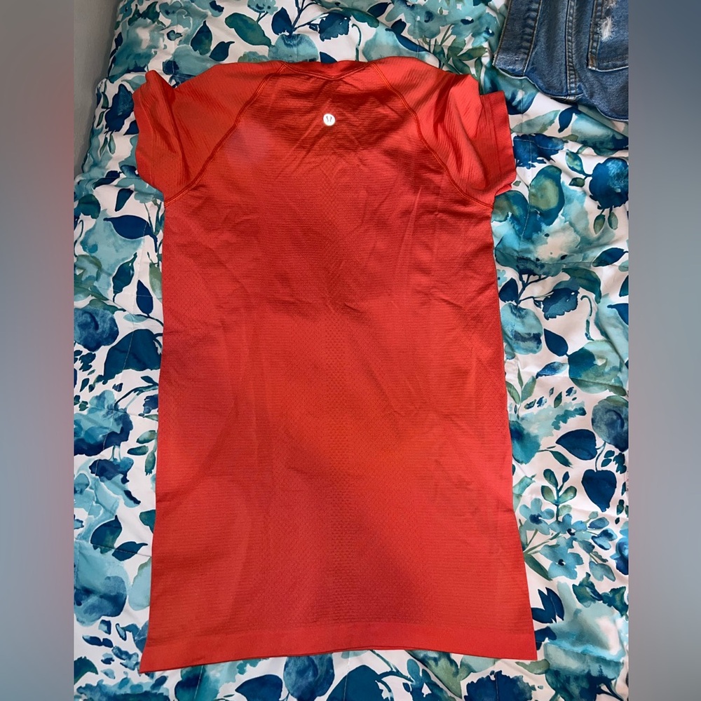 Lululemon Run: Swiftly Tech Short Sleeve size 6